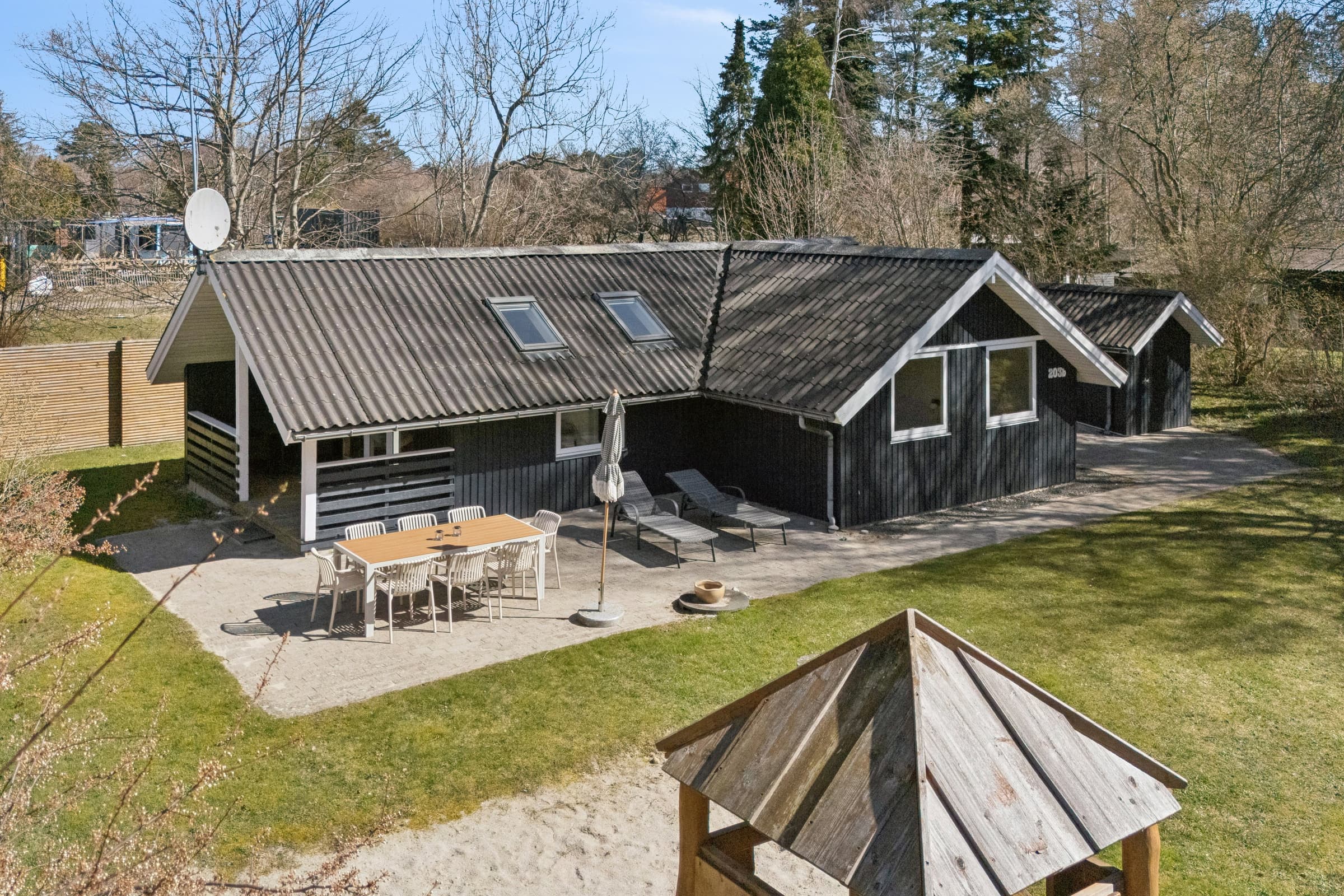 Dejligt sommerhus -tæt på skøn strand - billede 1