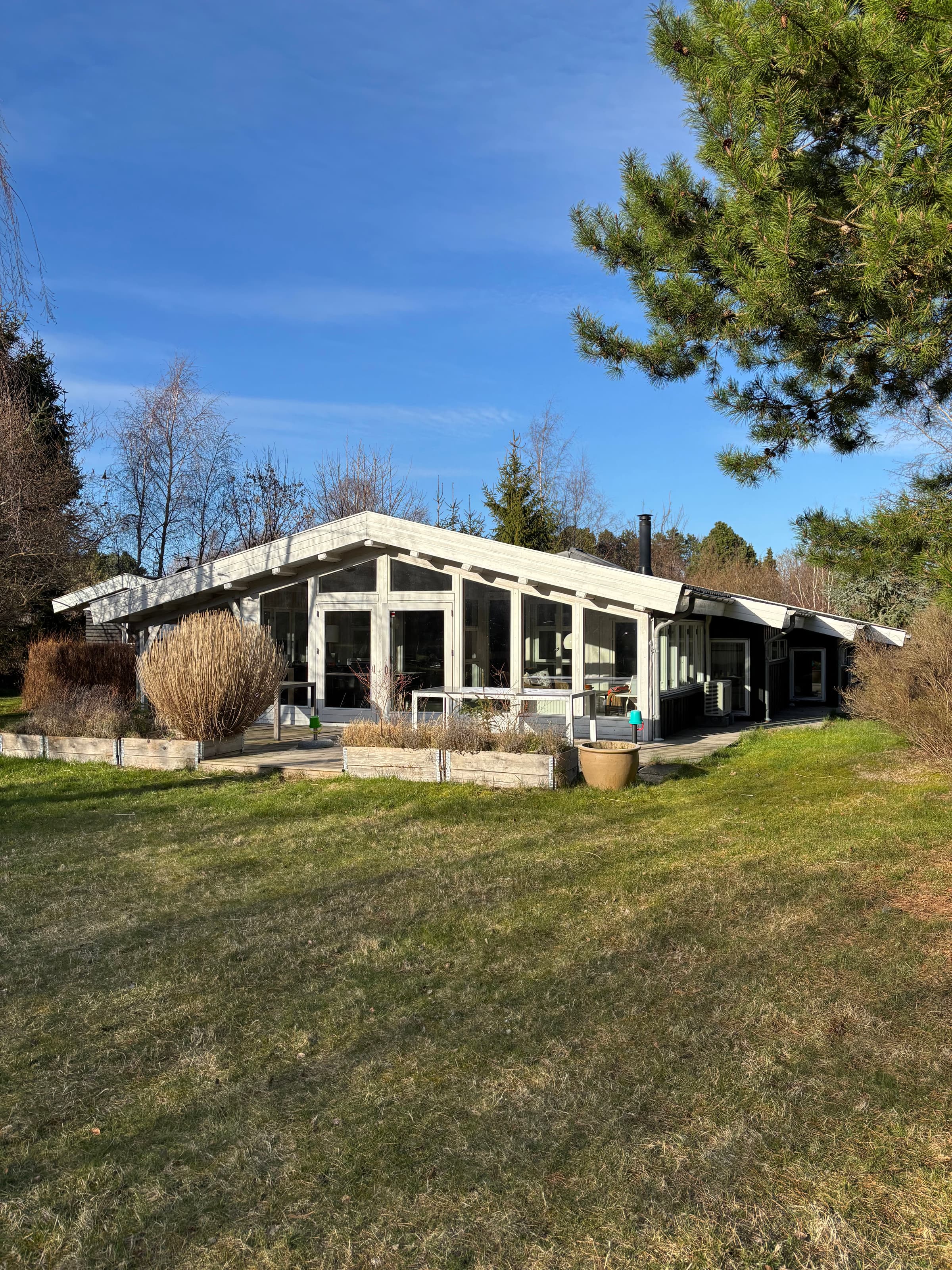 Lyst sommerhus  kun 300 meter fra vandet - billede 1