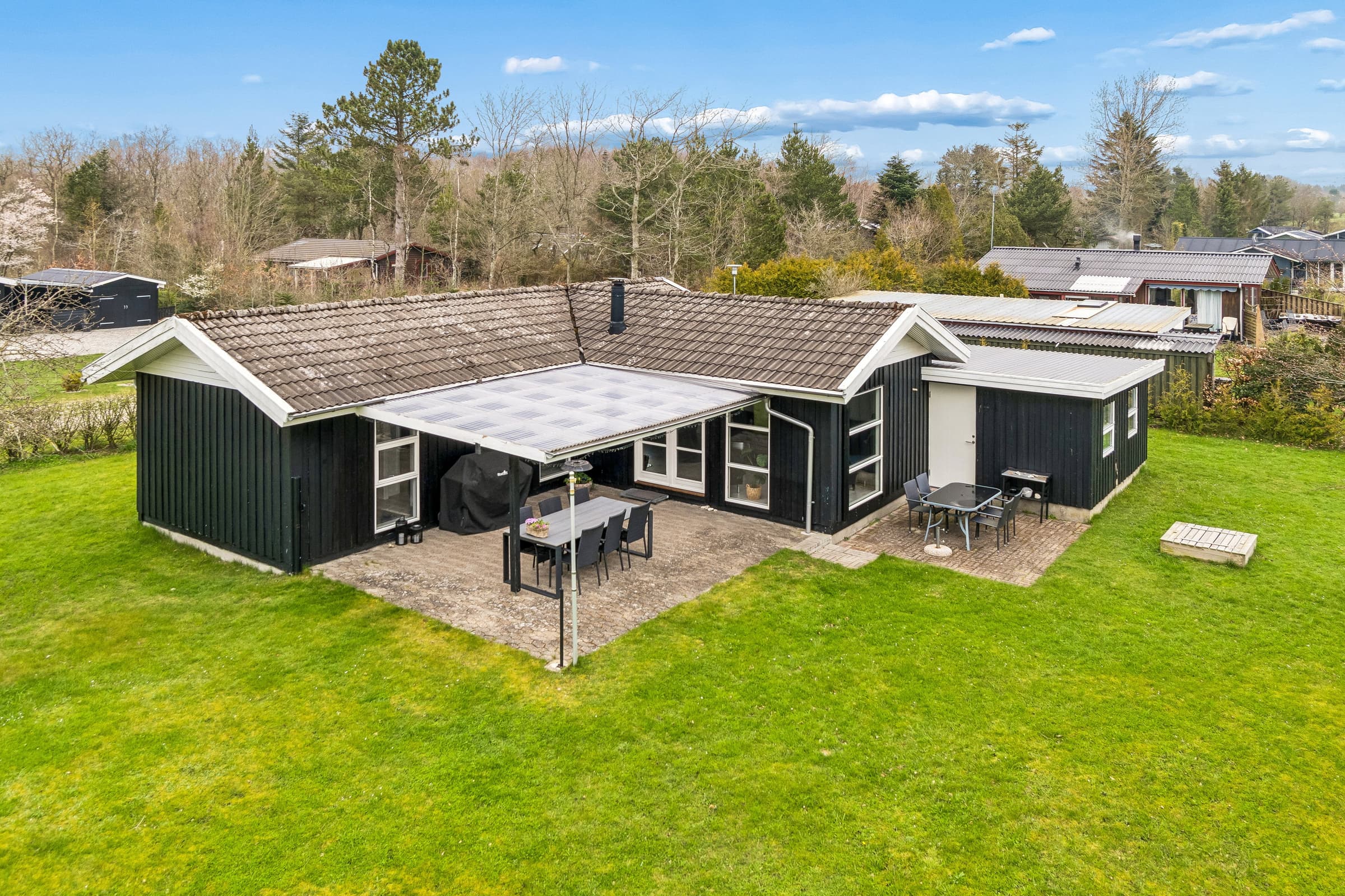 Nyrenoveret sommerhus 150 m fra fjorden. hovedbillede