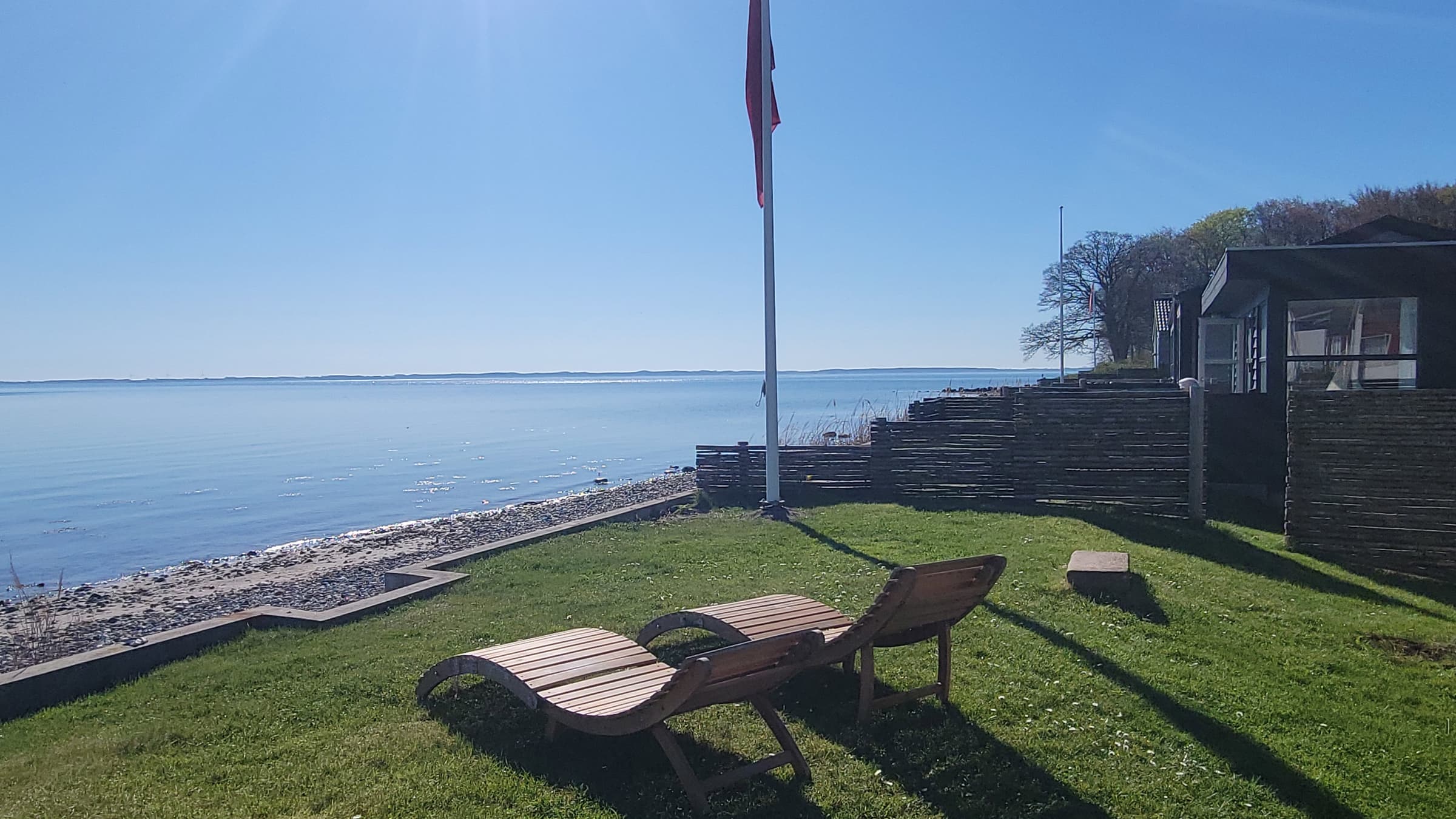 Lækkert sommerhus på strandgrund hovedbillede