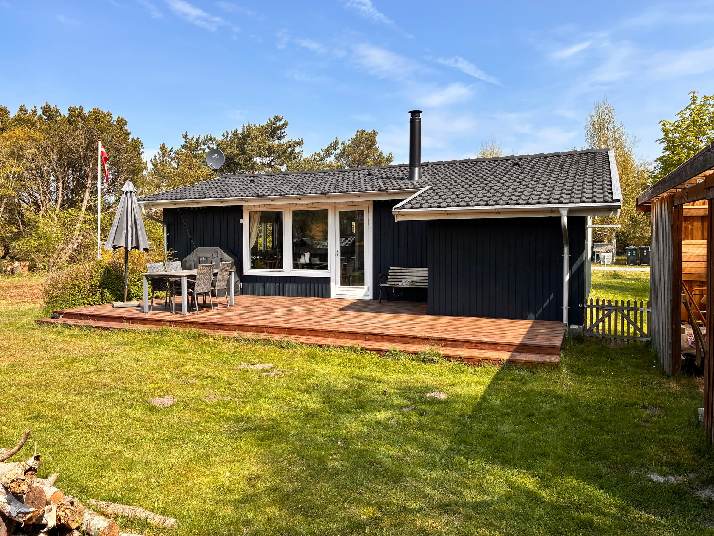 Skønt sommerhus med lukket have, tæt på vandet. - billede 1