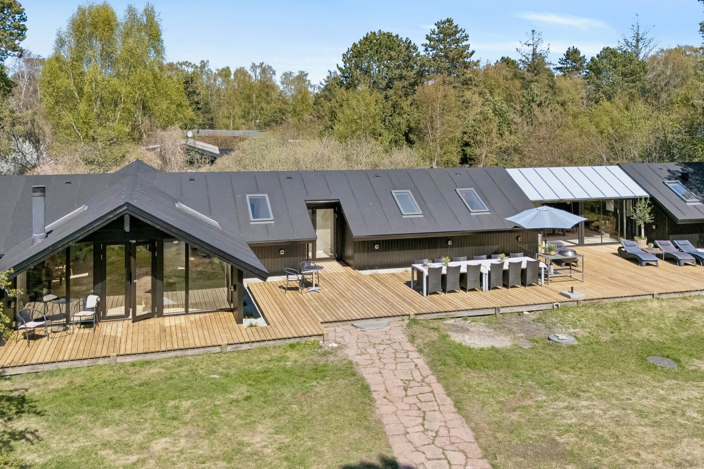 Stort sommerhus nær strand og Rørvig Havn hovedbillede