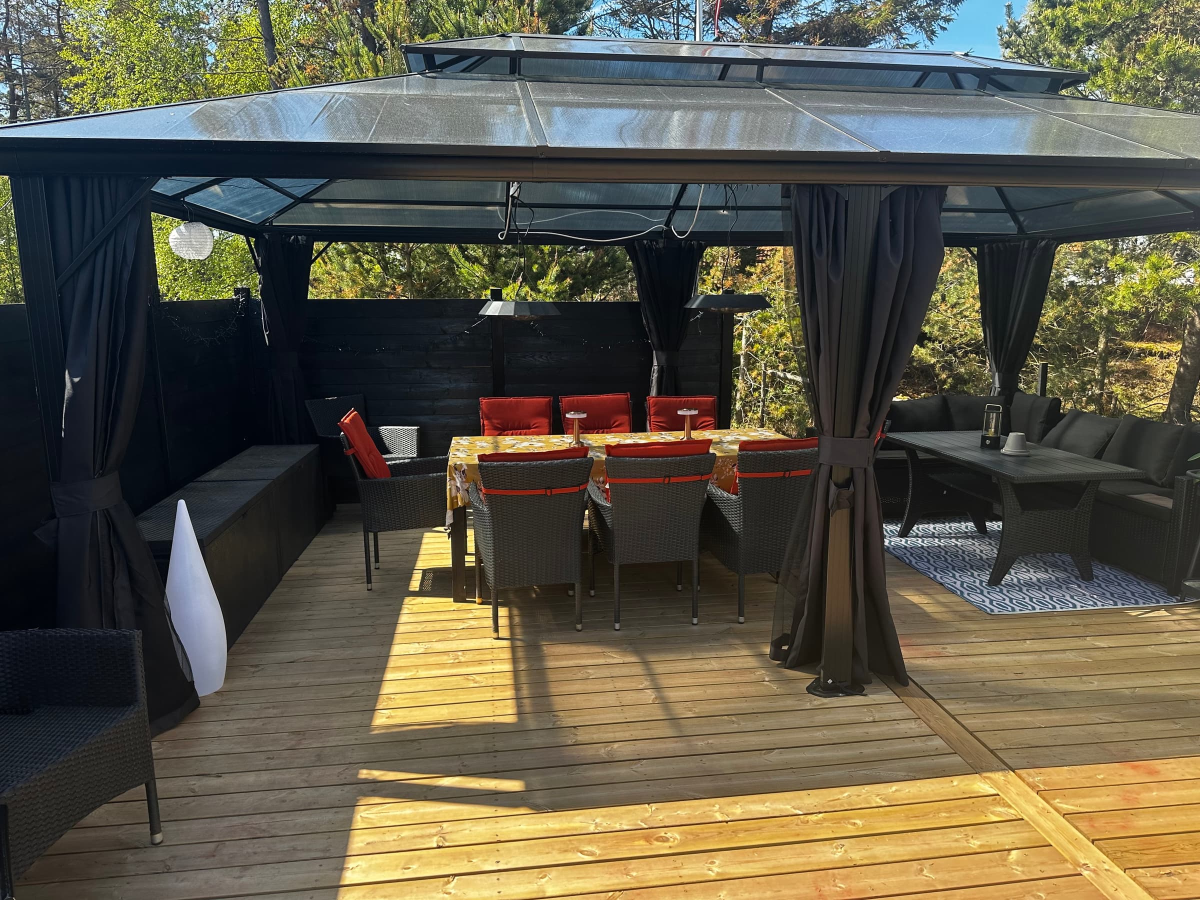 Hyggeligt sommerhus nær strand med stor terrasse hovedbillede
