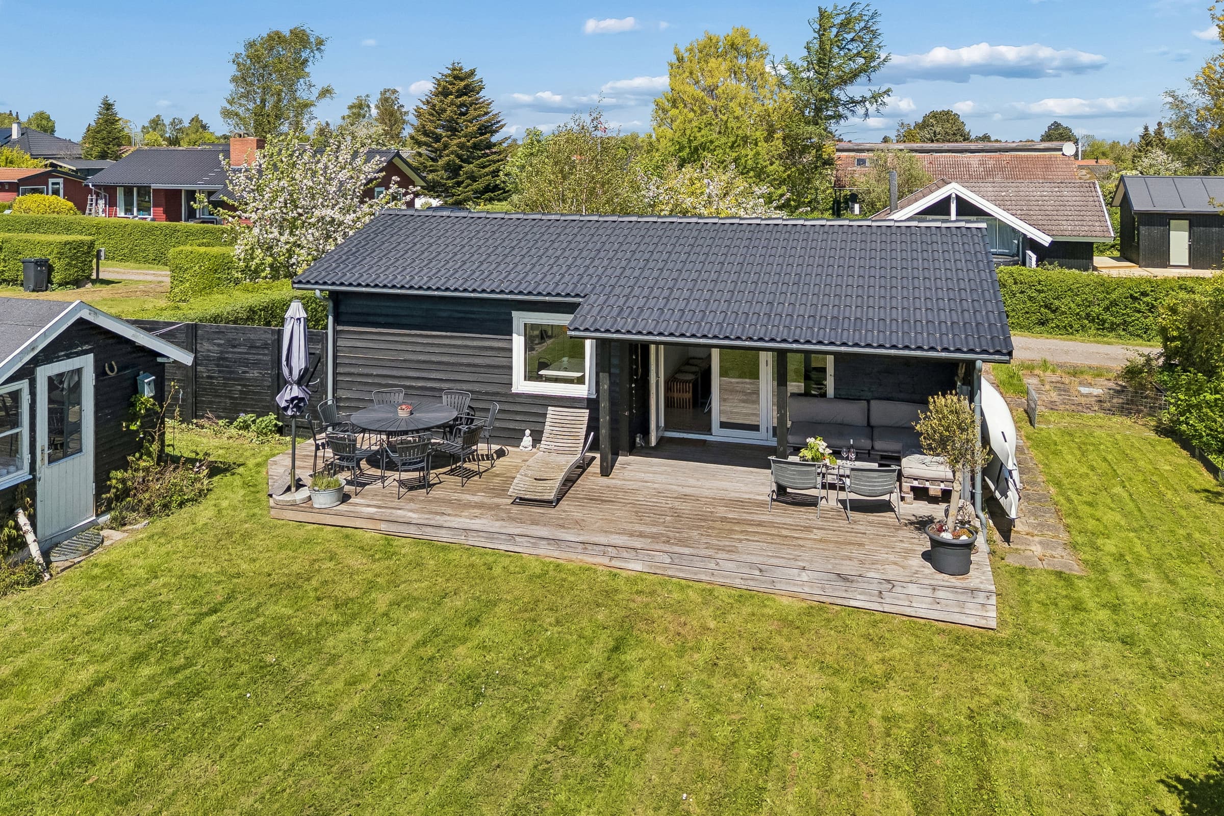 Skønt sommerhus med havudsigt og stor terrasse - billede 1