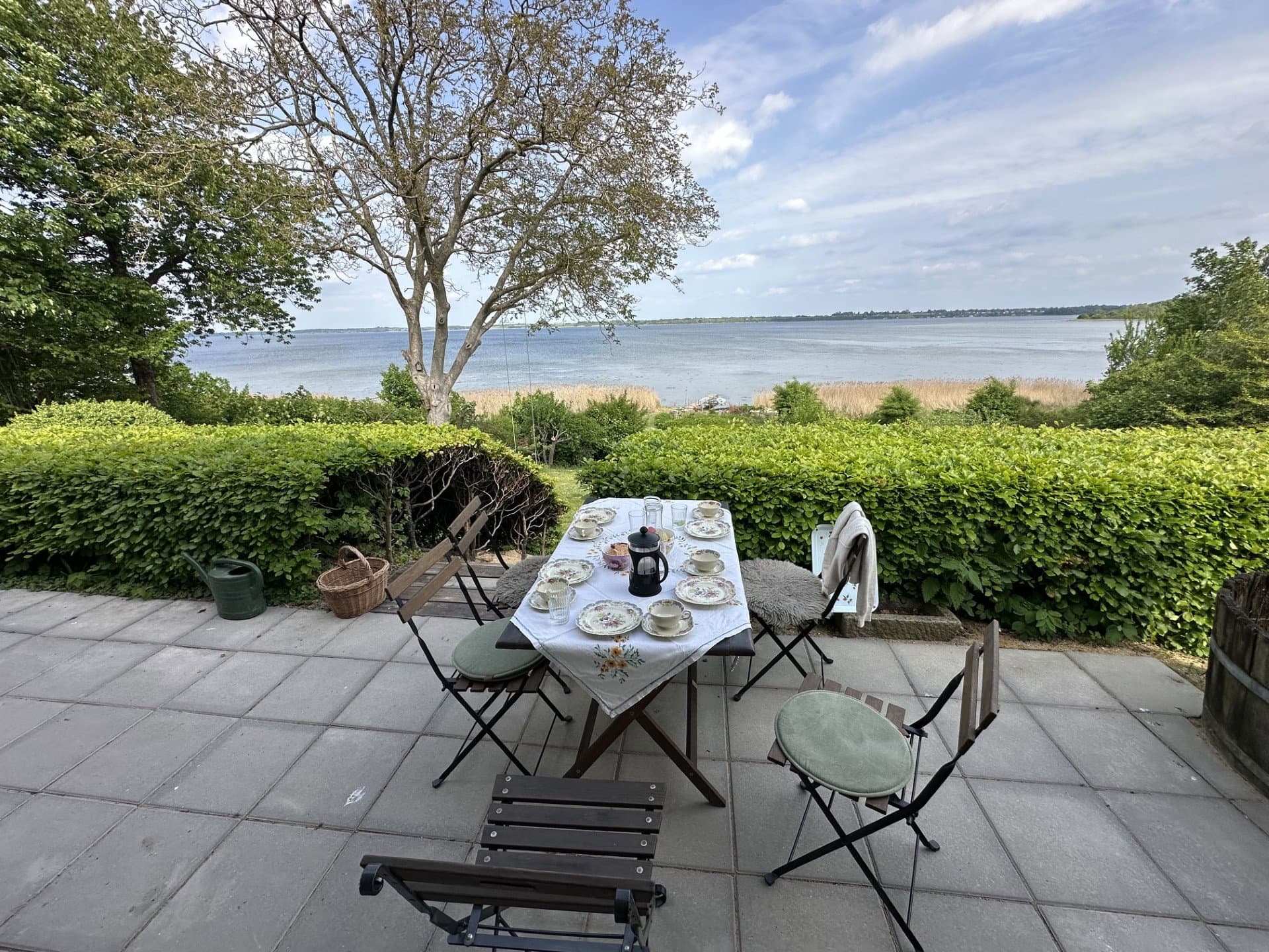 Stort sommerhus direkte til Isefjorden med strand hovedbillede