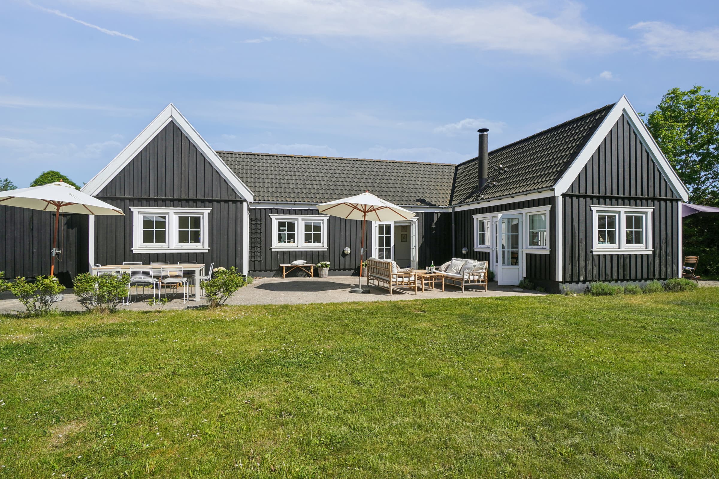 Lys og rummelig sommerhus nær Vejby Strand hovedbillede