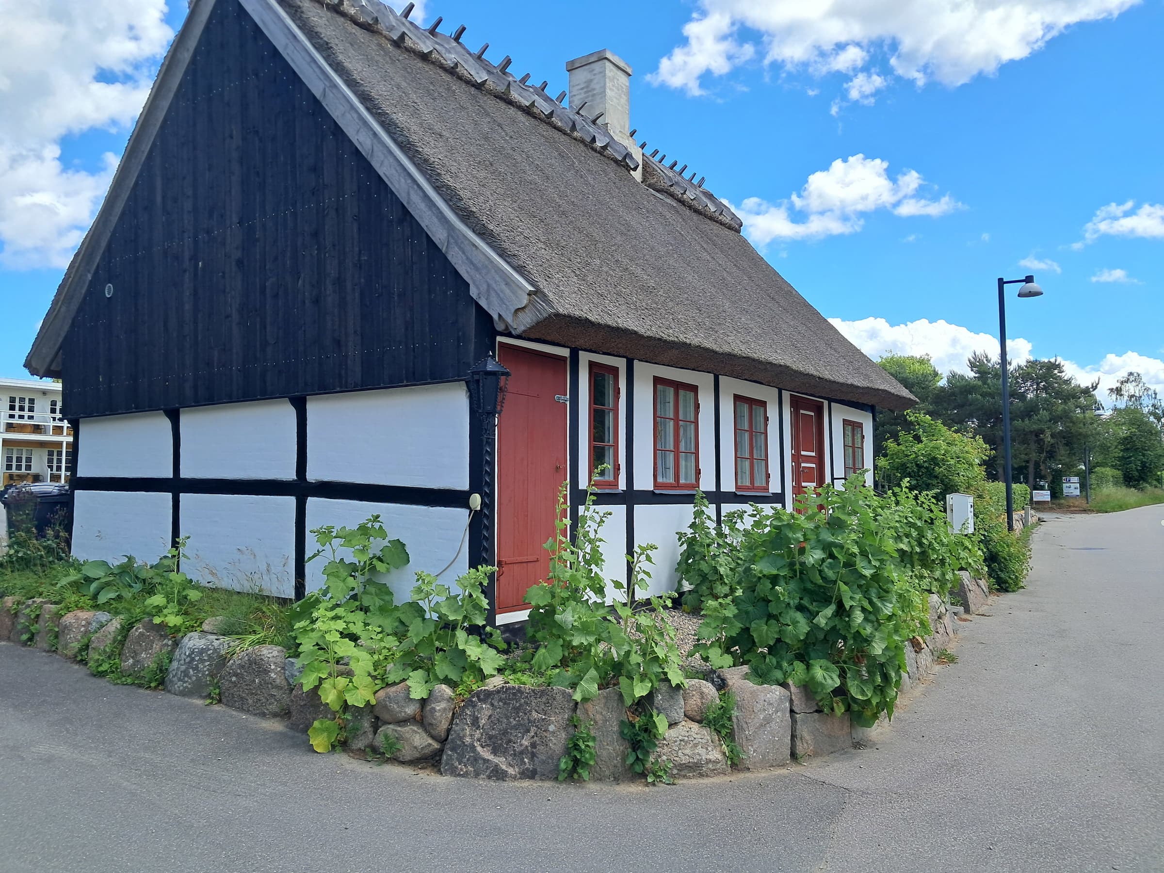  Bindingsværkshus i historiske omgivelser.  hovedbillede