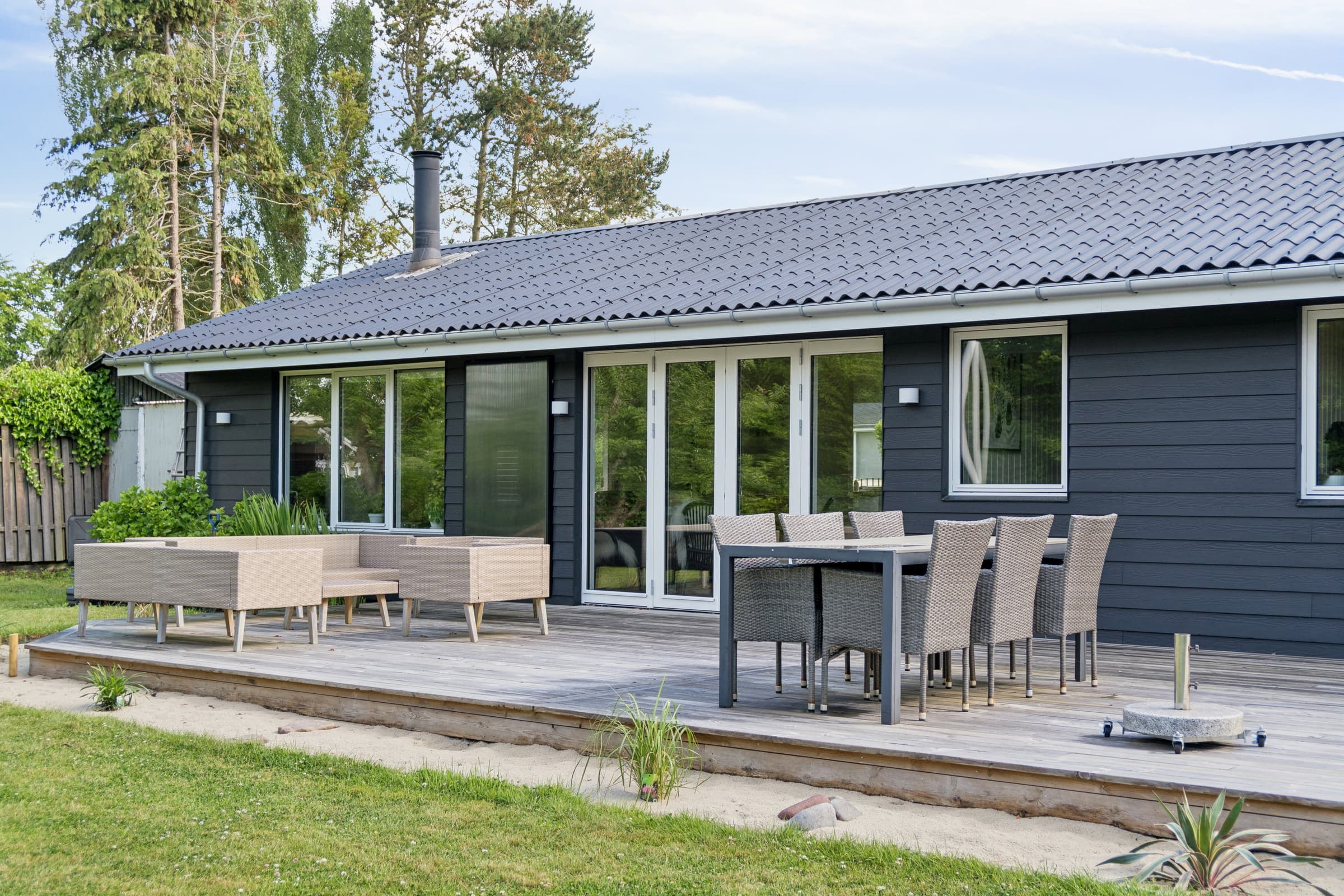 Rummeligt sommerhus tæt på Enebærodde - billede 1
