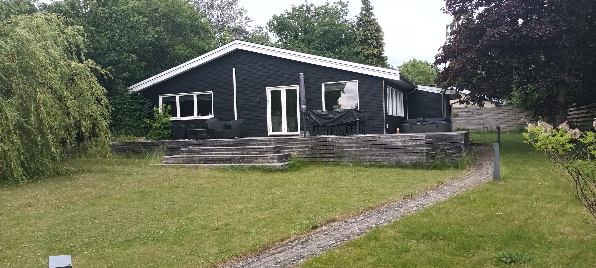 Velbeliggende og moderne sommerhus i Nordsjælland hovedbillede