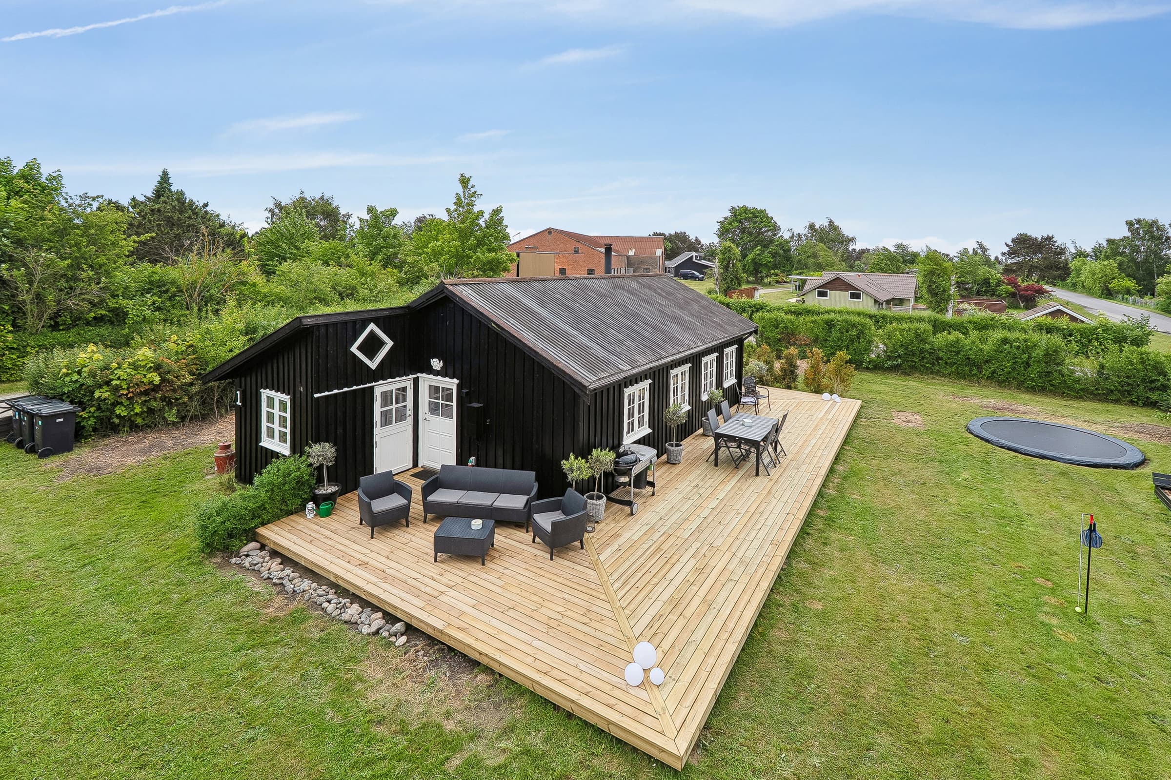Sommerhusidyl med spa og stor terrasse hovedbillede