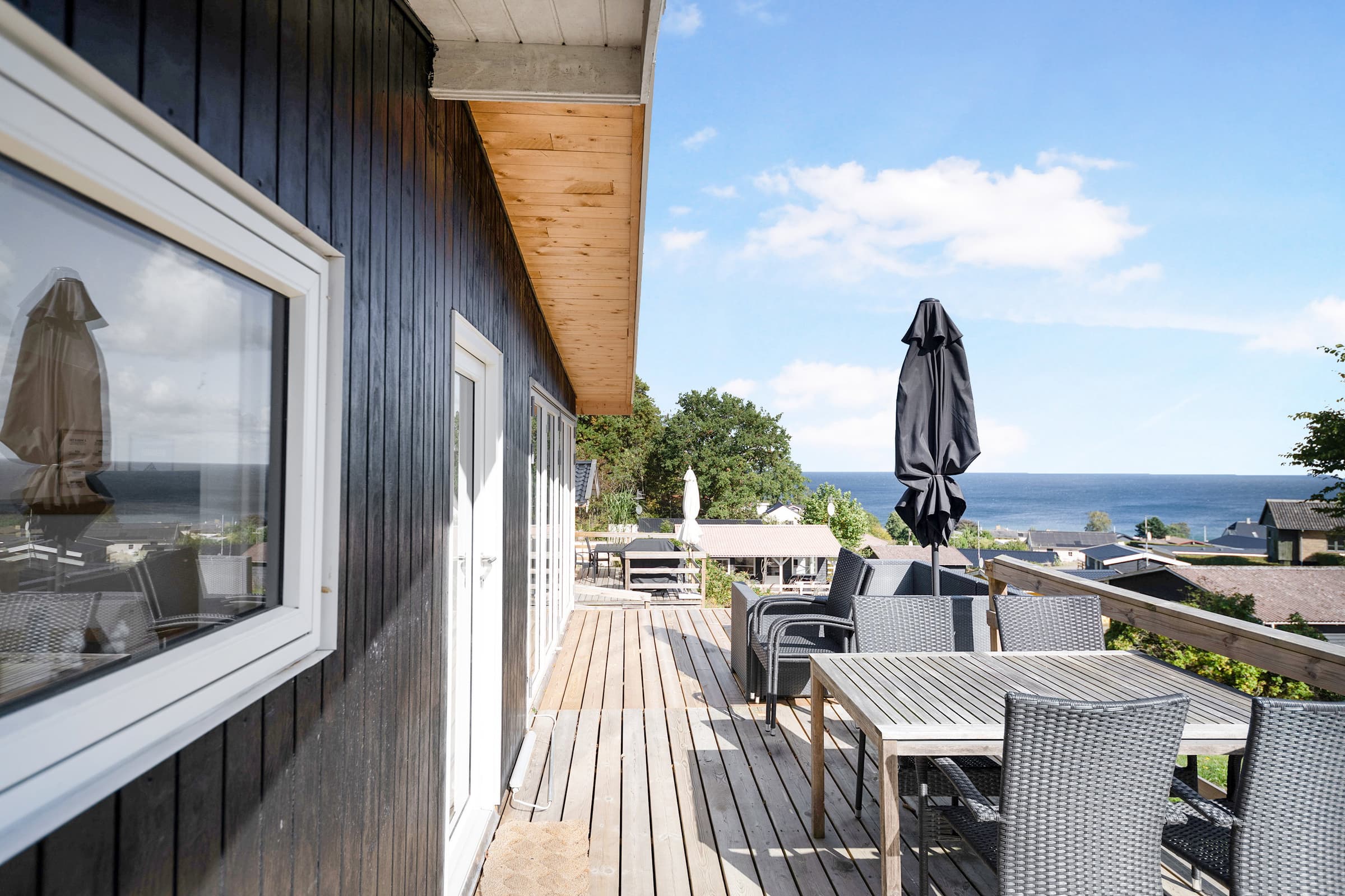 Smukt beliggende sommerhus med havudsigt - billede 1