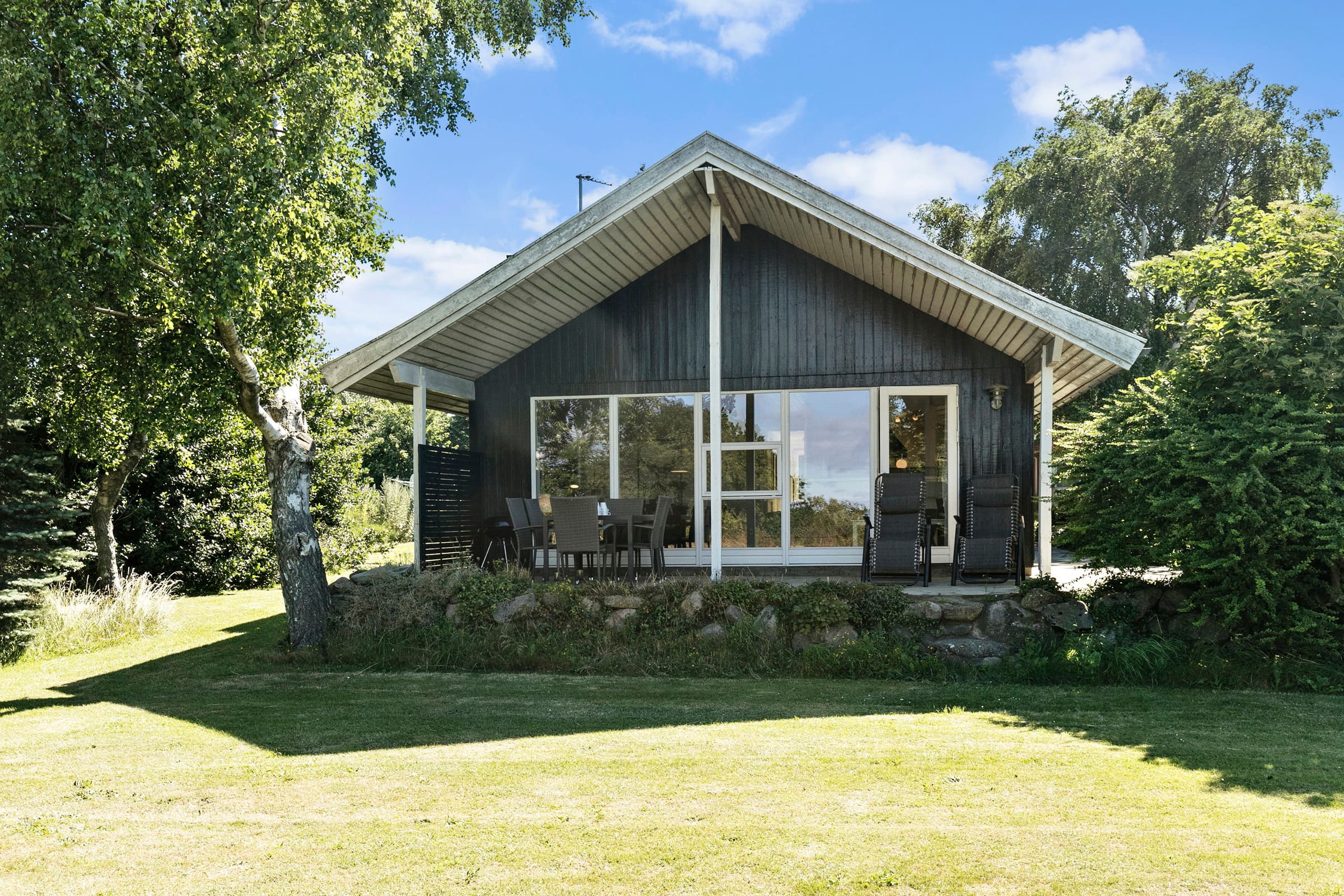 Lyst og hyggeligt sommerhus med havudsigt - billede 1