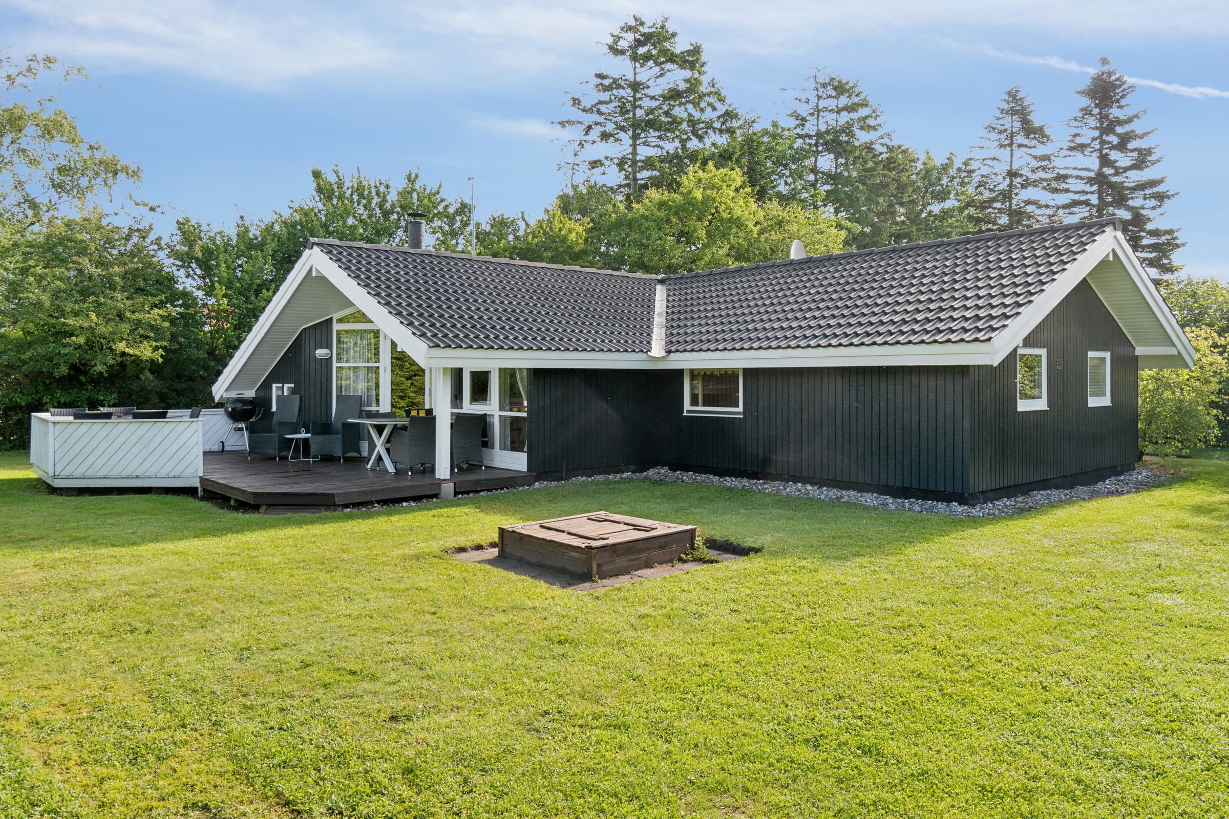 Sommerhus på ugeneret grund nær strandcentrum - billede 1