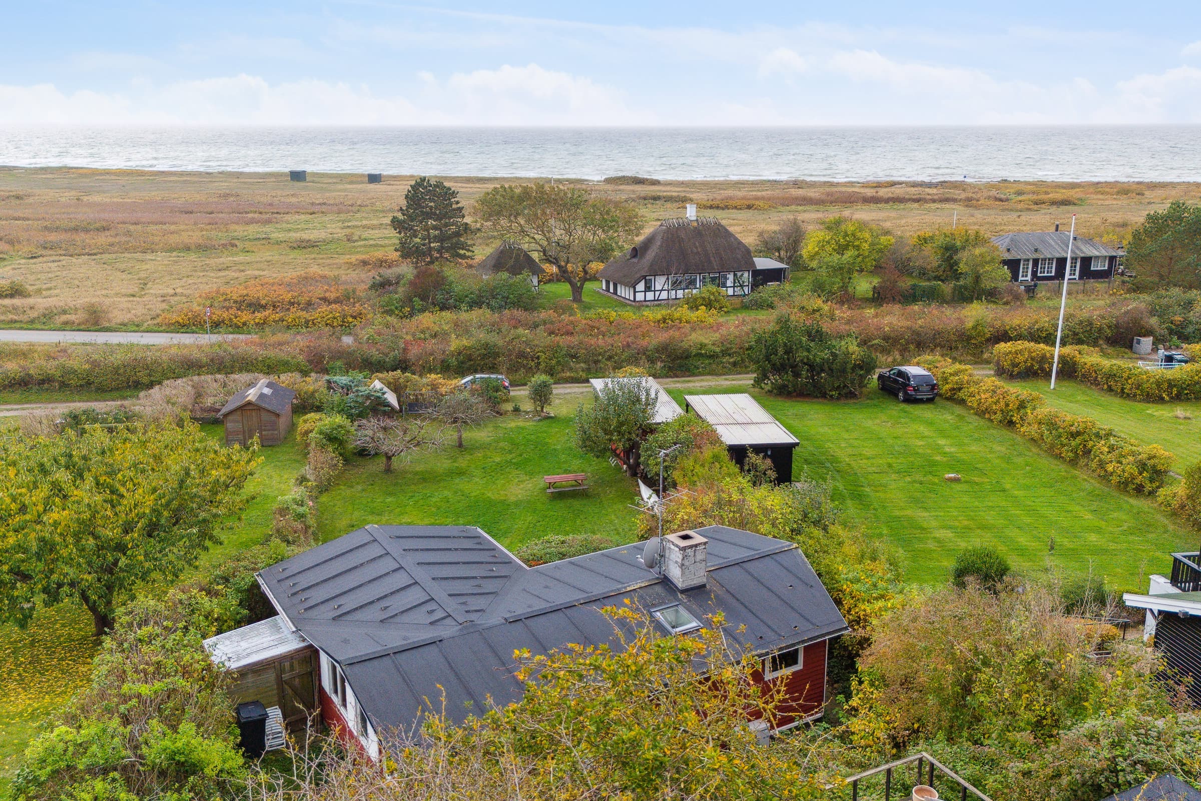 Udsigt til hav og natur i hyggeligt sommerhus - billede 1