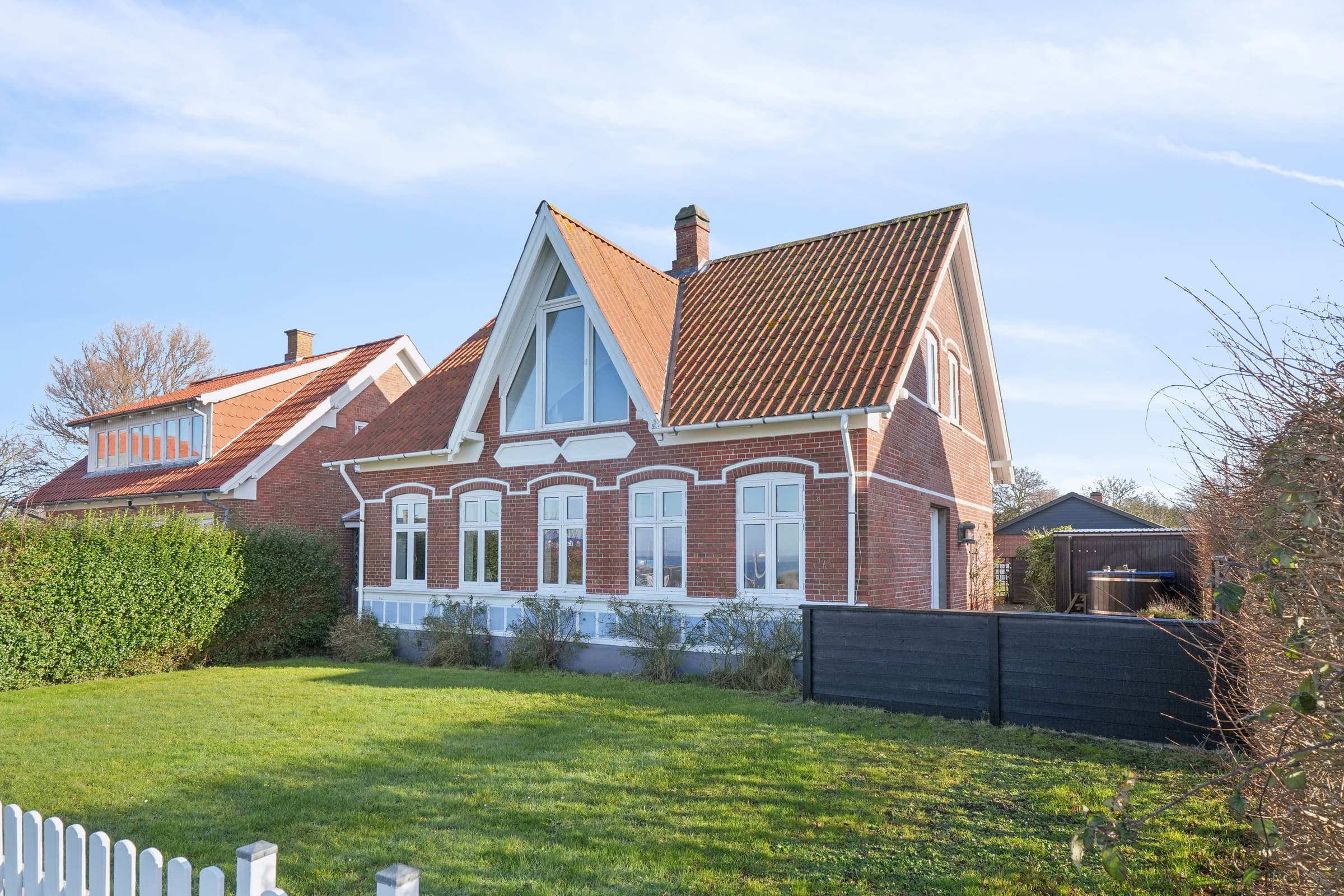 Sommerhus med udsigt over havn og hav - billede 1