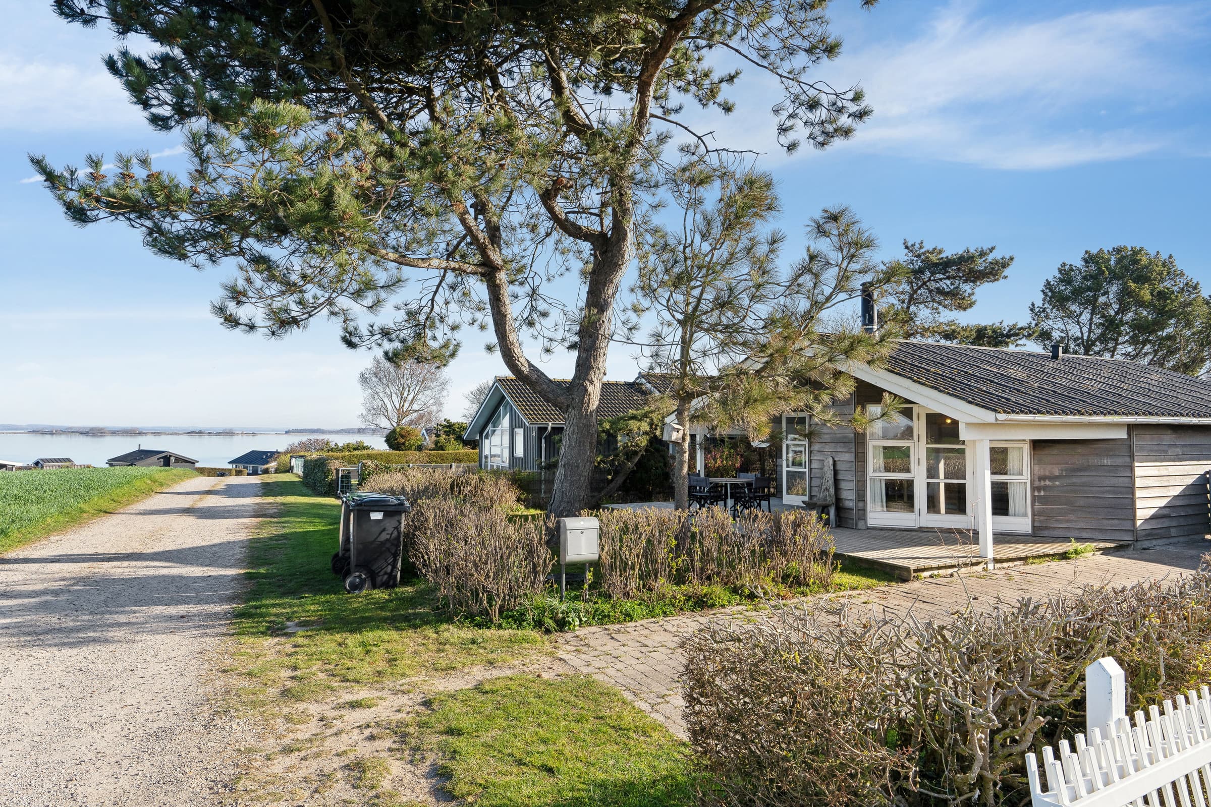 Hyggeligt sommerhus med havudsigt - billede 1
