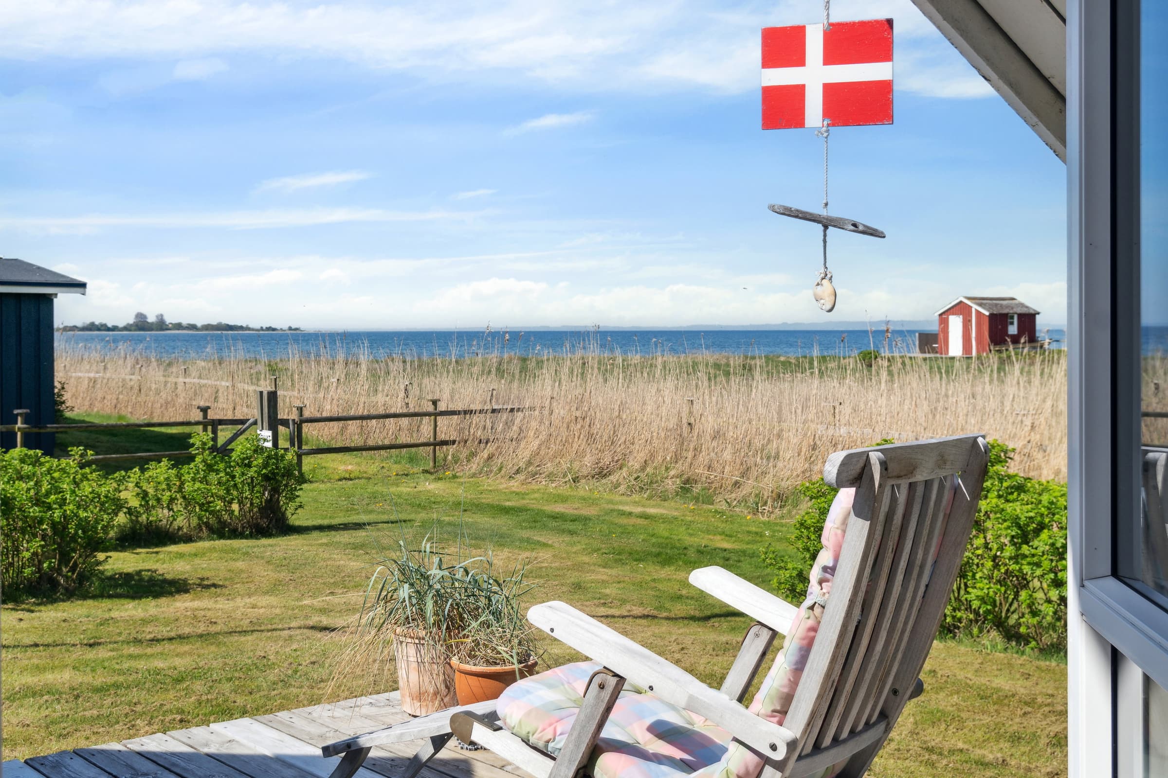 Hyggeligt sommerhus i Føns med udsigt over havet - billede 1
