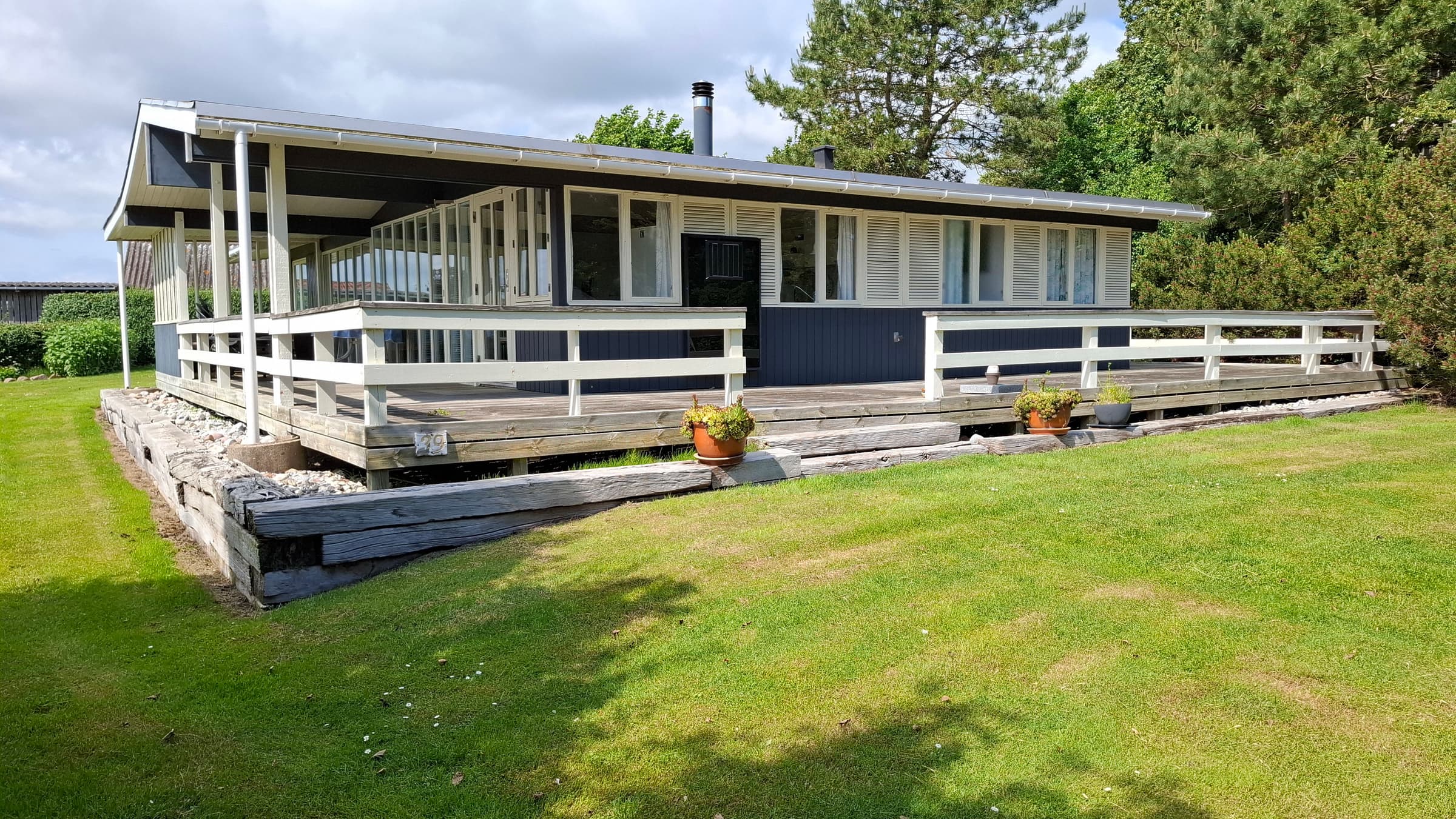 Hyggeligt sommerhus med udsigt over vandet. - billede 1