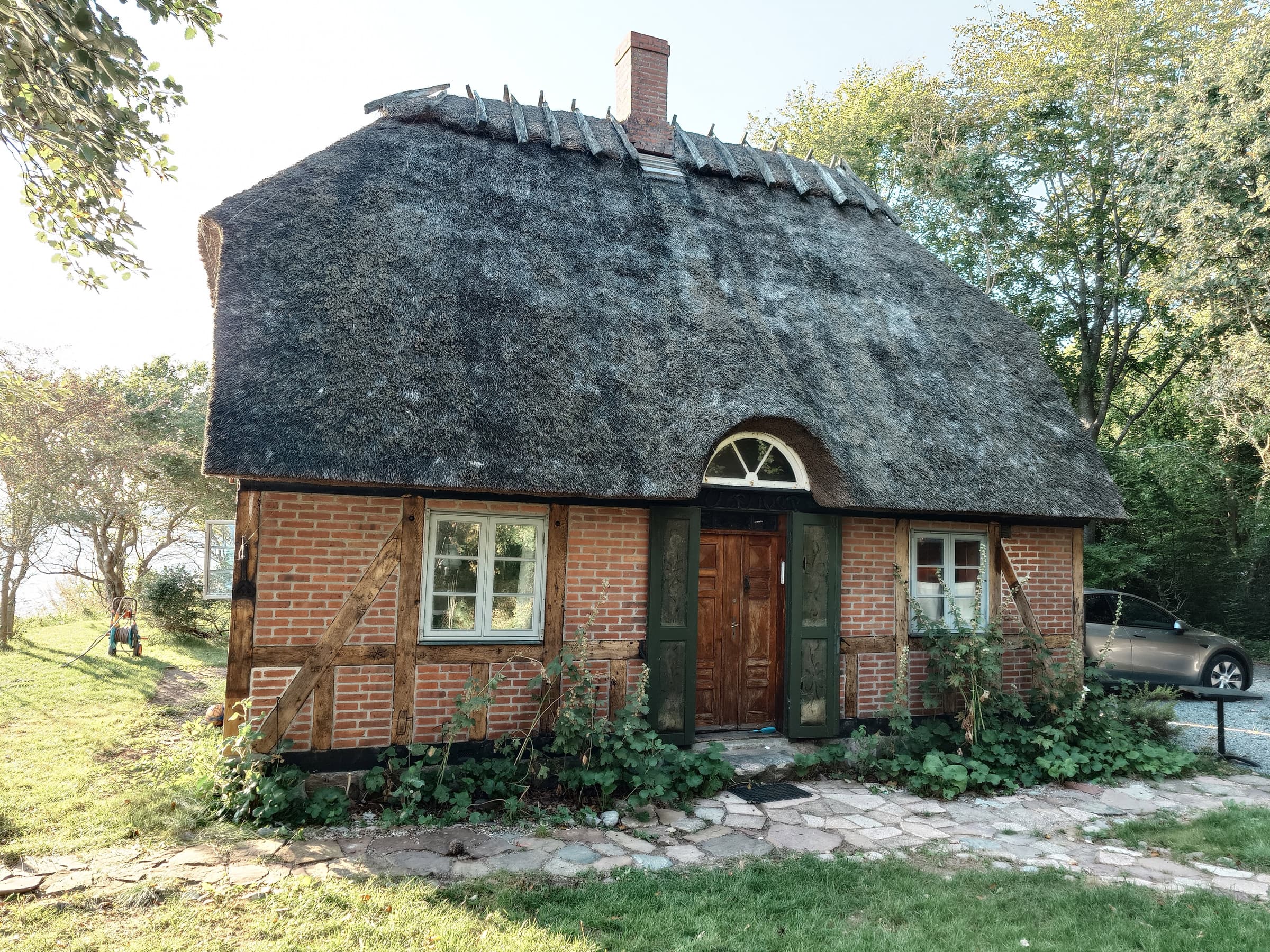 Historisk sommerhusidyl direkte ved vandet. - billede 1