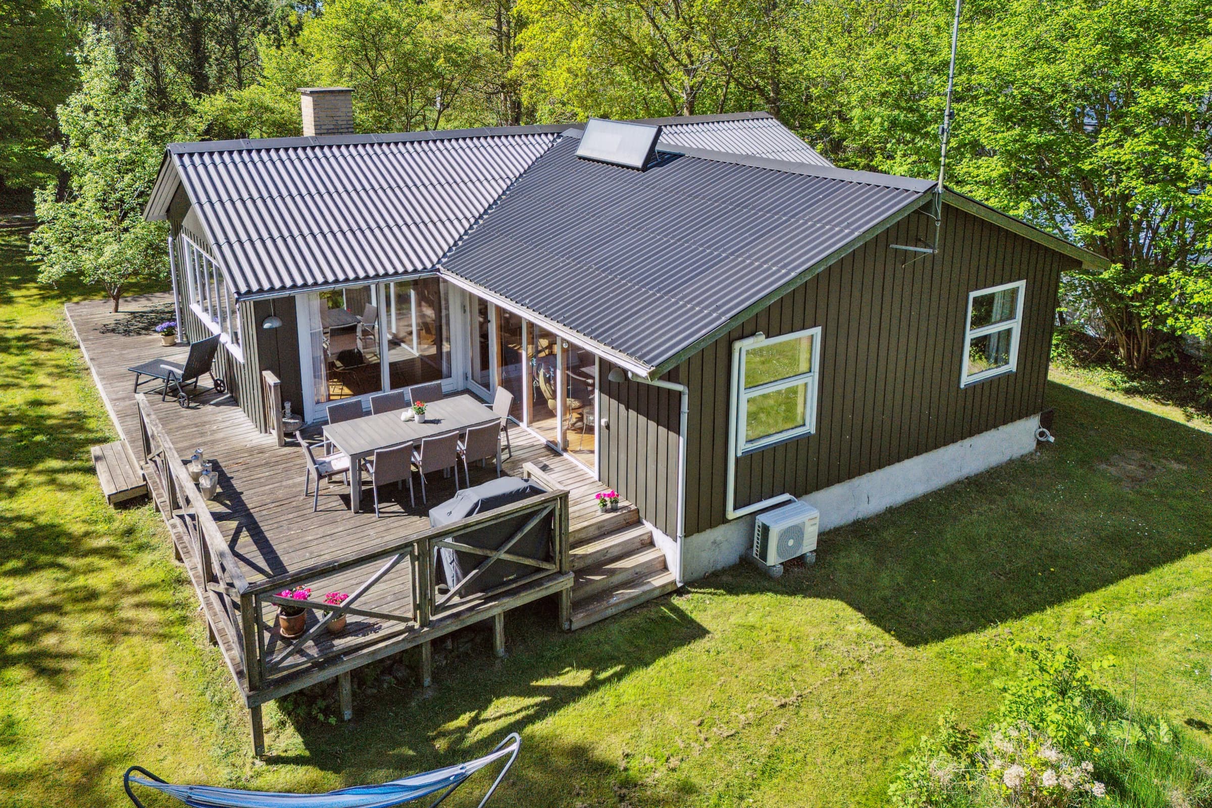 Hyggeligt sommerhus tæt på strand og byliv - billede 1