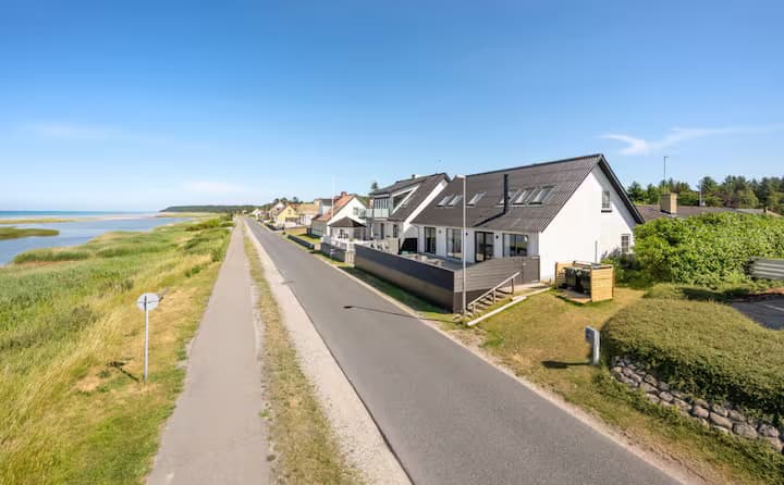 Stort sommerhus tæt på havet til 14 personer - billede 1