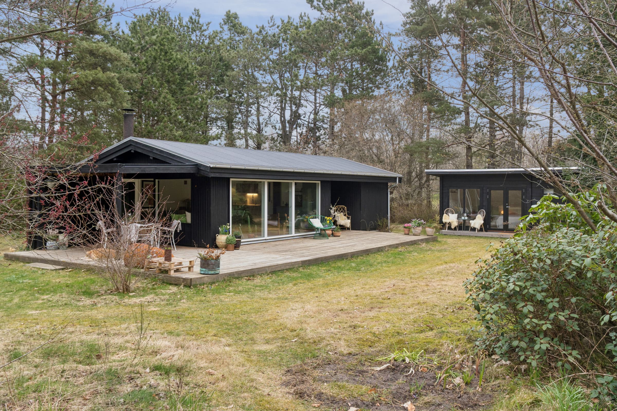 Hyggeligt sommerhus med plads til leg for alle - billede 1