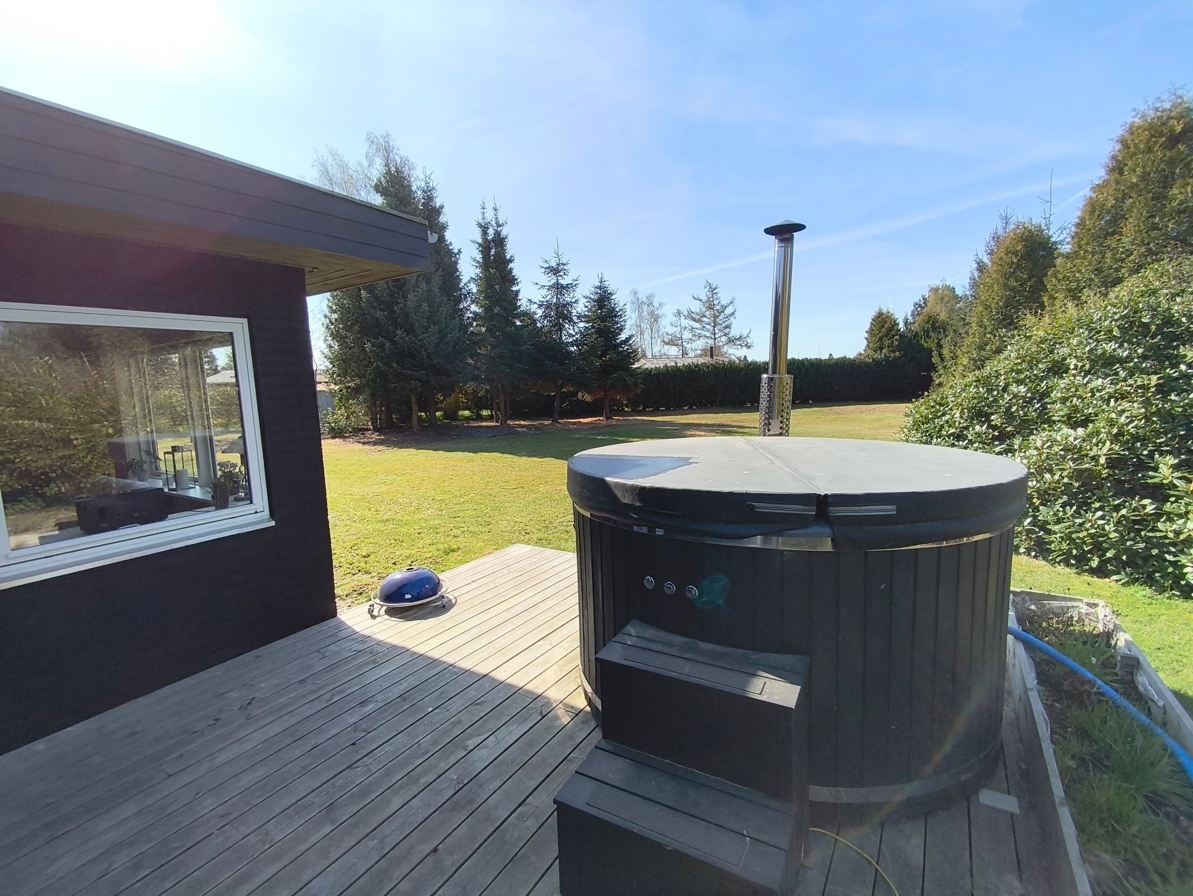 Nyrenoveret sommerhus med vildmarksbad, Marielyst - billede 1