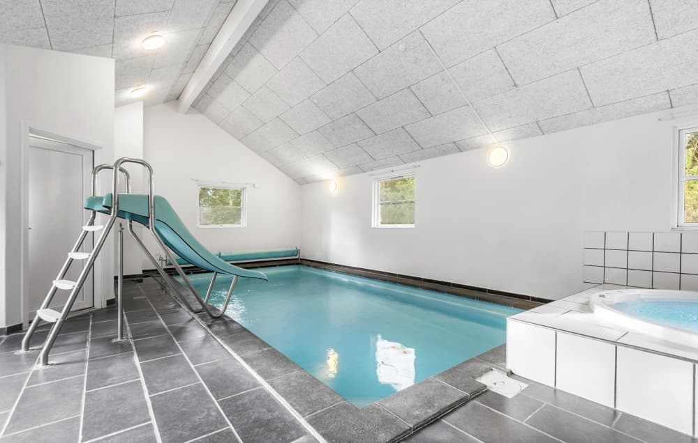 22 personers poolsommerhus med aktivitetsrum i Blåvand - billede 1