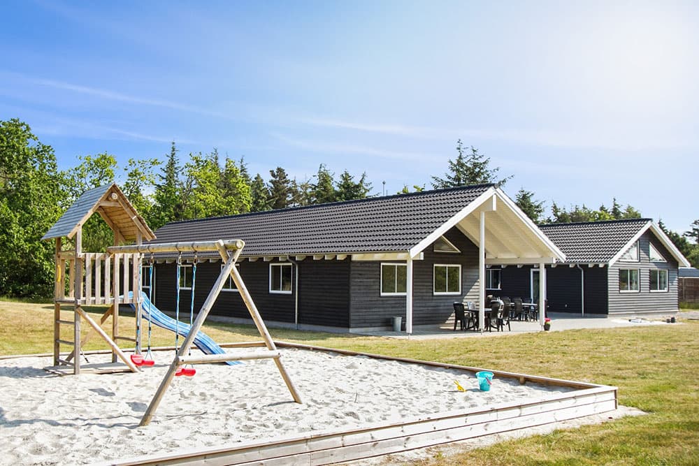 Stort sommerhus med pool i Blåvand. - billede 1