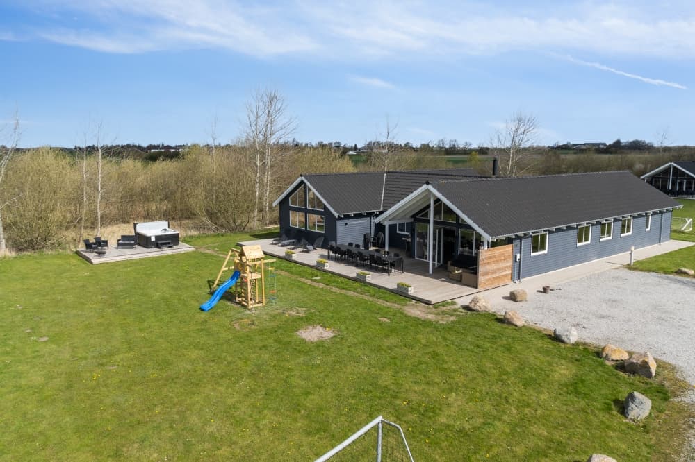 Sommerhus med mange aktiviteter i Marielyst. - billede 1