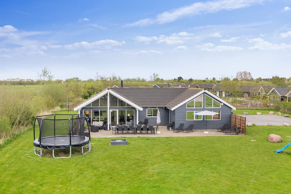 Sommerhus med pool til 18 personer i Marielyst. - billede 1