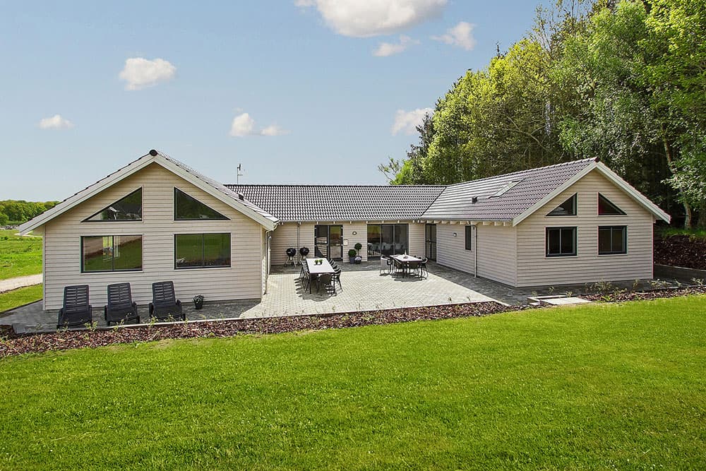 Lækkert sommerhus nær børnevenlig strand i Fjellerup - billede 1