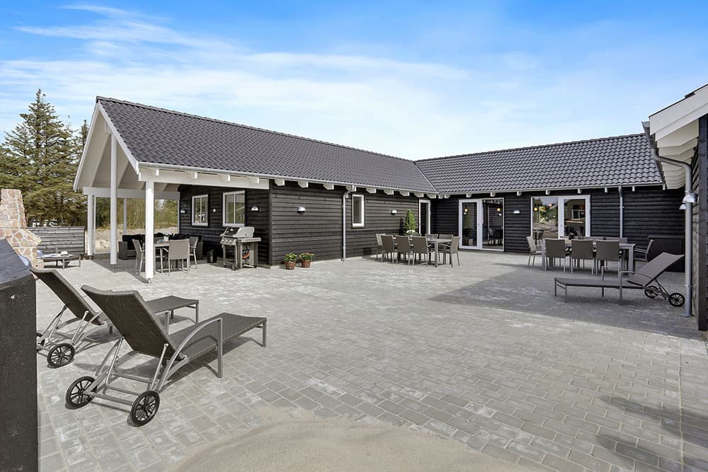 Stort sommerhus med pool og mange aktiviteter i Blåvand - billede 1