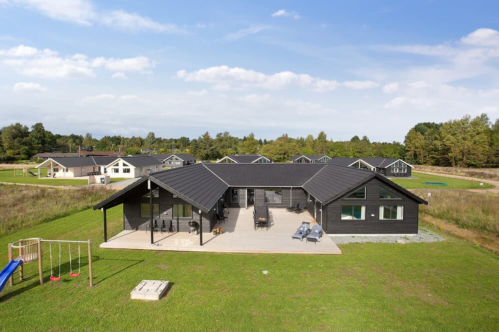 Stort sommerhus med pool i Vejby Strand - billede 1