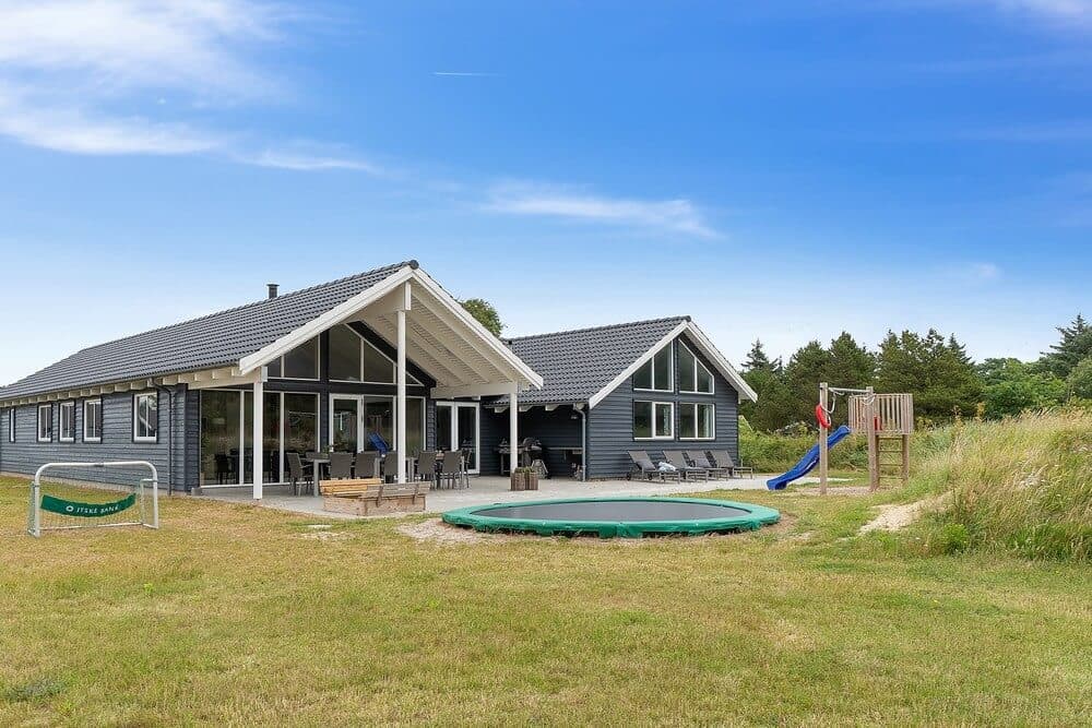 Poolhus i Blåvand med mange aktivitetsmuligheder og plads til 18 personer - billede 1