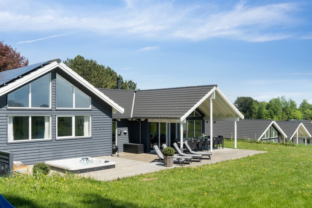 Sommerhus i Vejby Strand bygget med sans for detaljen - billede 1