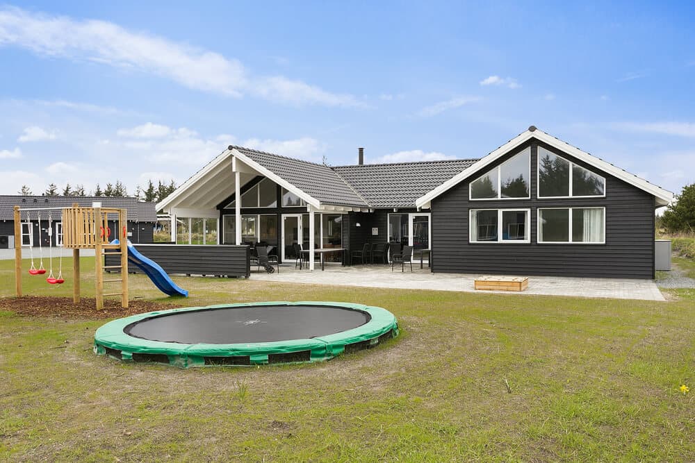 Hyggeligt poolhus i Blåvand med plads til 22 gæster - billede 1