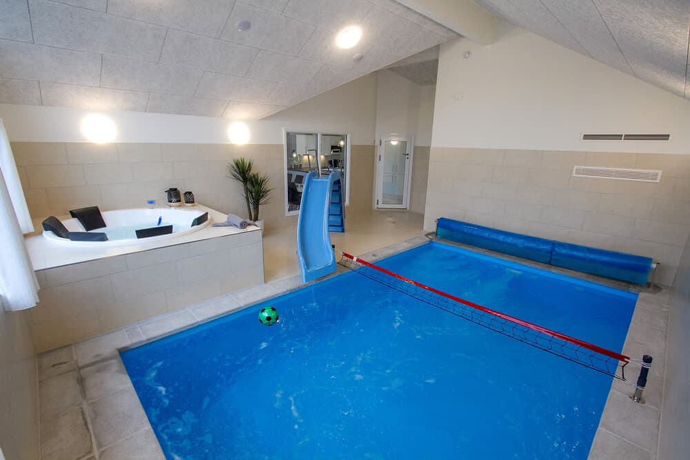 Sommerhus med udendørs spabad og indendørs pool i Blåvand - billede 1