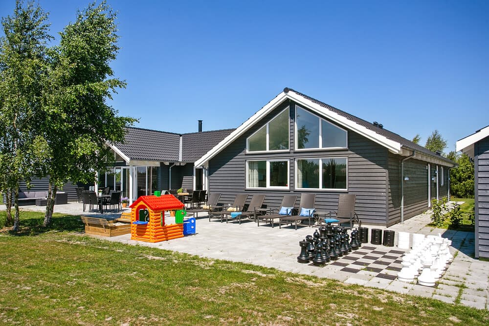 Skønt poolhus i Marielyst fyldt med sjove aktivitetsmuligheder inde og ude - billede 1
