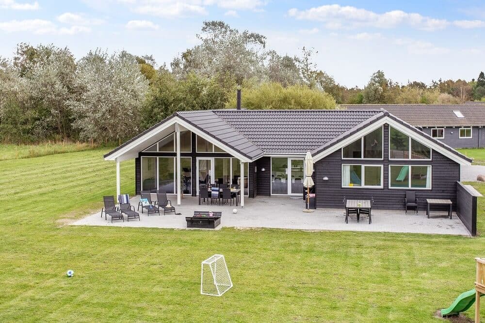 Dejligt sommerhus med pool i Marielyst - billede 1