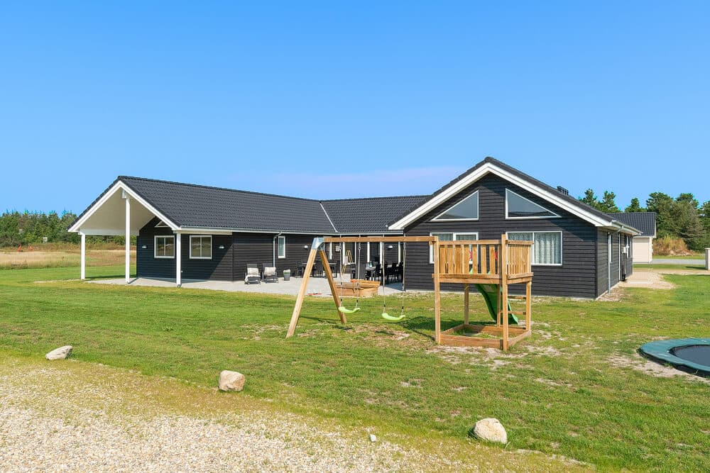 Stort sommerhus med pool ved Houstrup Strand - billede 1