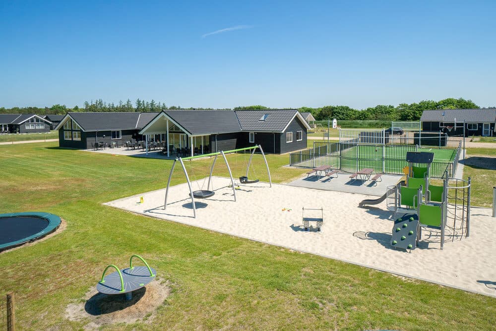 Stort sommerhus med multibane i Houstrup Strand - billede 1
