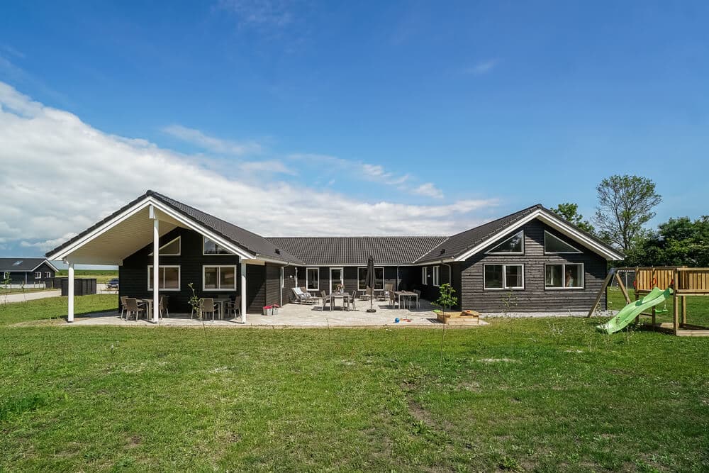 Stort sommerhus med pool i Grenå Strand - billede 1