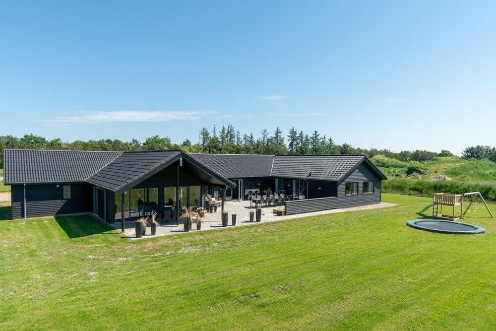 Arkitekttegnet sommerhus med pool ved Houstrup Strand i Vestjylland - billede 1
