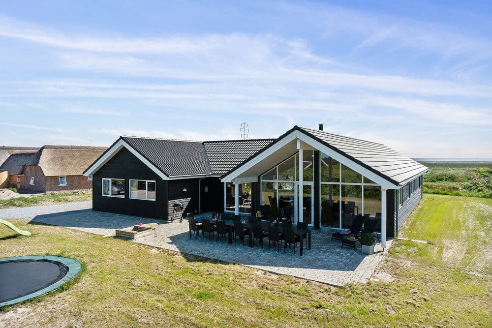 Stort sommerhus med pool i Klegod, Vestjylland - billede 1