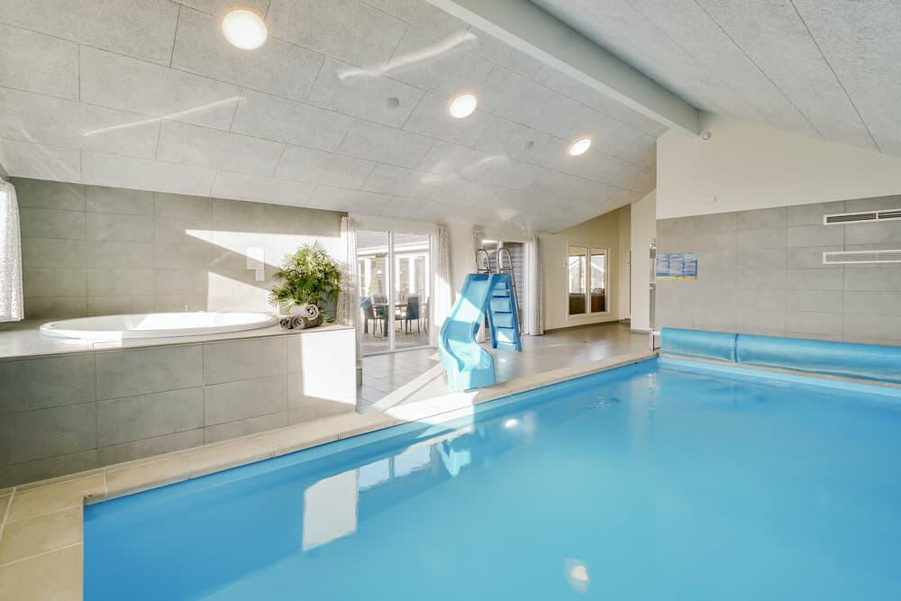 Skønt sommerhus med pool ved Grenå Strand - billede 1
