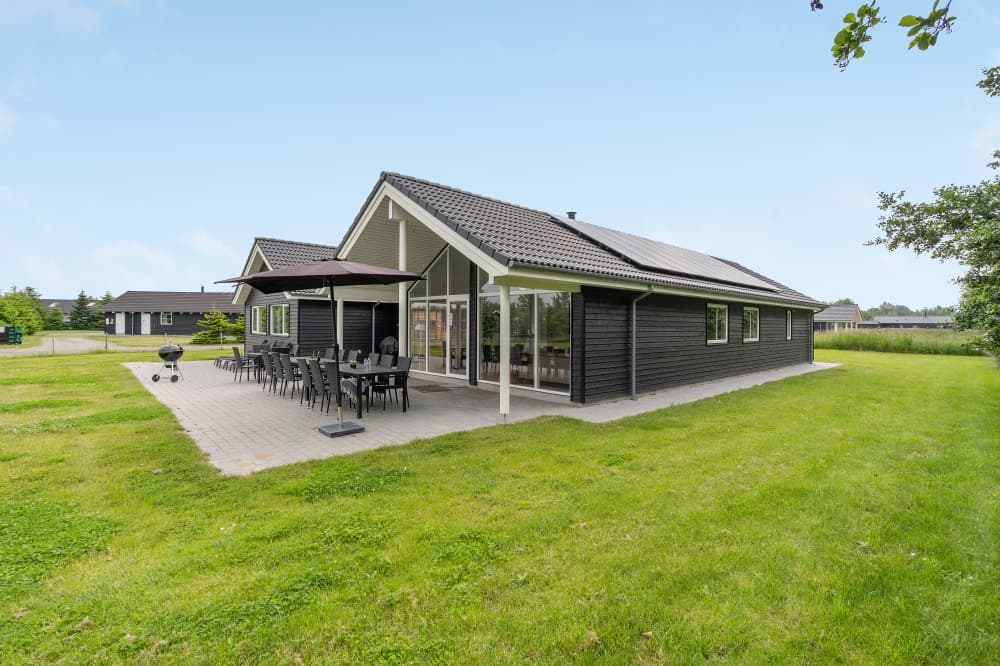 Stilfuldt indrettet sommerhus med pool i Marielyst - billede 1