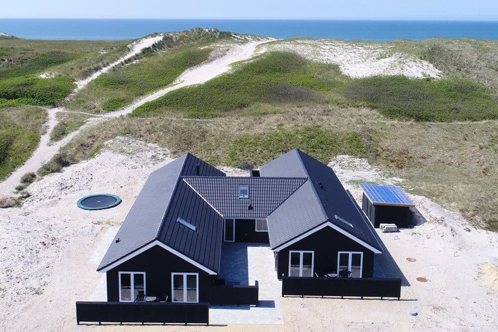 Sommerhus kun 50 m fra Vesterhavet til 20 personer med udendørs spabad og sauna - billede 1