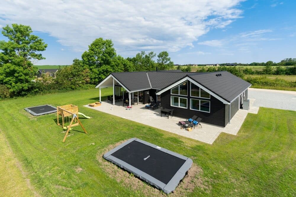 Rummeligt sommerhus med pool ved Grenå Strand i Østjylland - billede 1