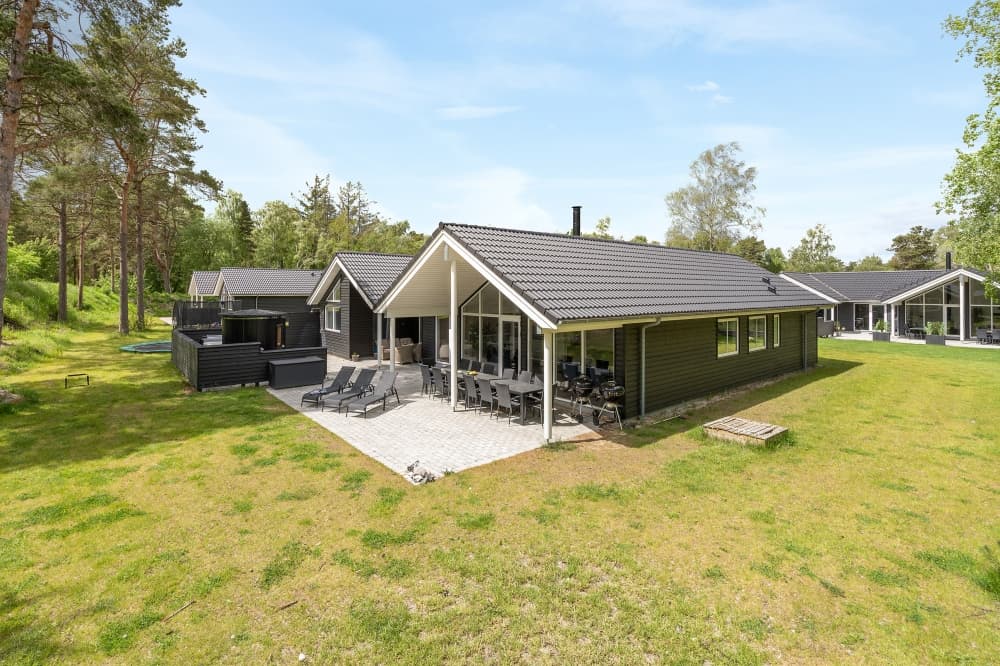 Poolsommerhus med udespa og udesauna i 1. parket direkte til stranden - billede 1